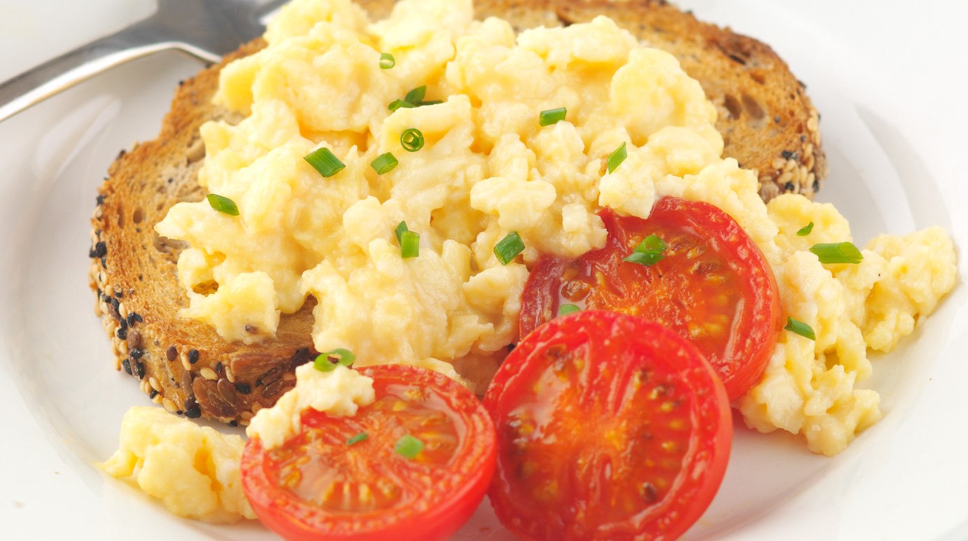 Scrambled egg on toast with tomatoes
